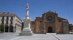 아빌라의 성녀 데레사_photo by Lawrence OP_in front of the church of St Peter in Avila_Spain.jpg